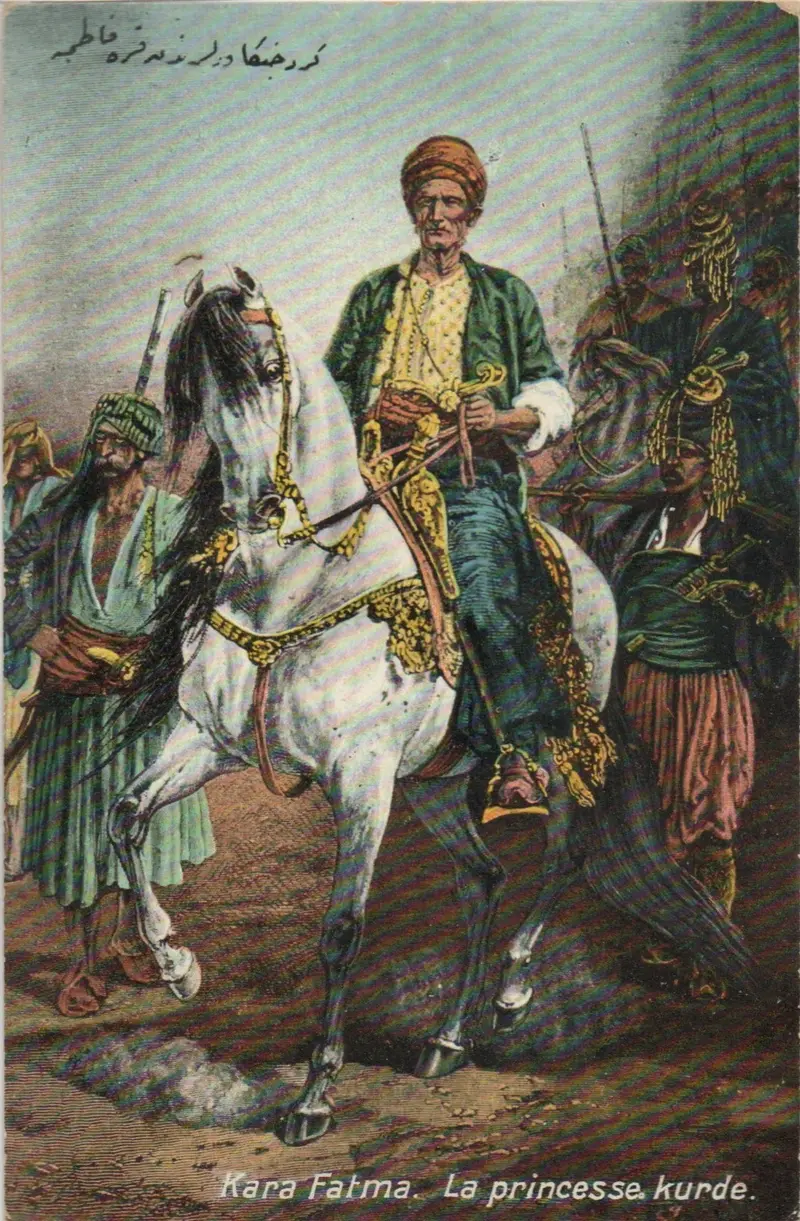 Kara Fatma, la princesse kurde — 1906–1918 dönemi, Max Fruchtermann imzalı Osmanlı kartpostalı, at üstünde silahlı süvarilerle çevrili figür